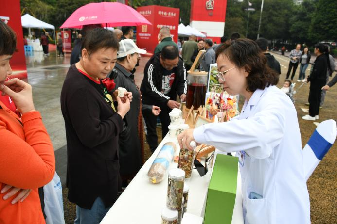 家門(mén)口的中醫(yī)“養(yǎng)生局” 公園里飄散“草藥香”